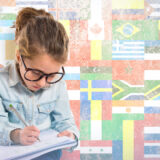 小学生くらいの外国人の女の子が一生懸命勉強している。