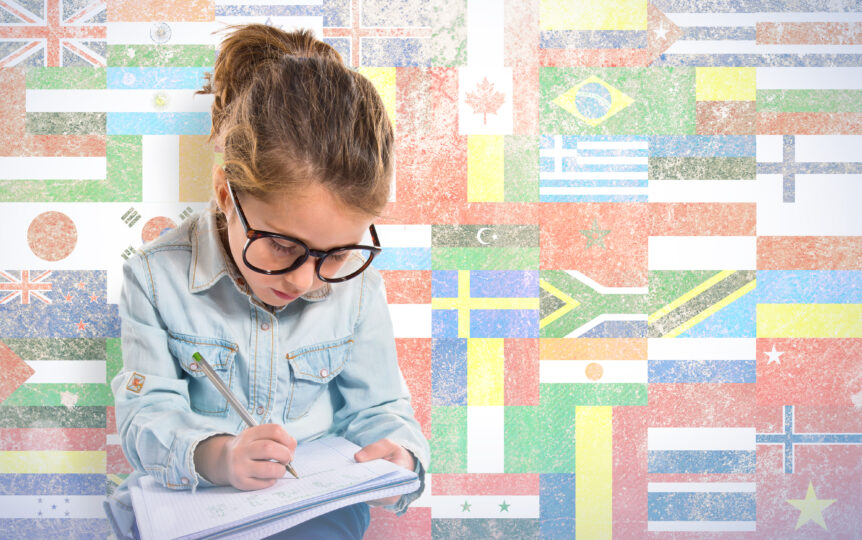 小学生くらいの外国人の女の子が一生懸命勉強している。