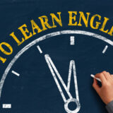 黒板に、英語を始める時間という意味の、TIME TO LEARN ENGLISHと書かれている。
