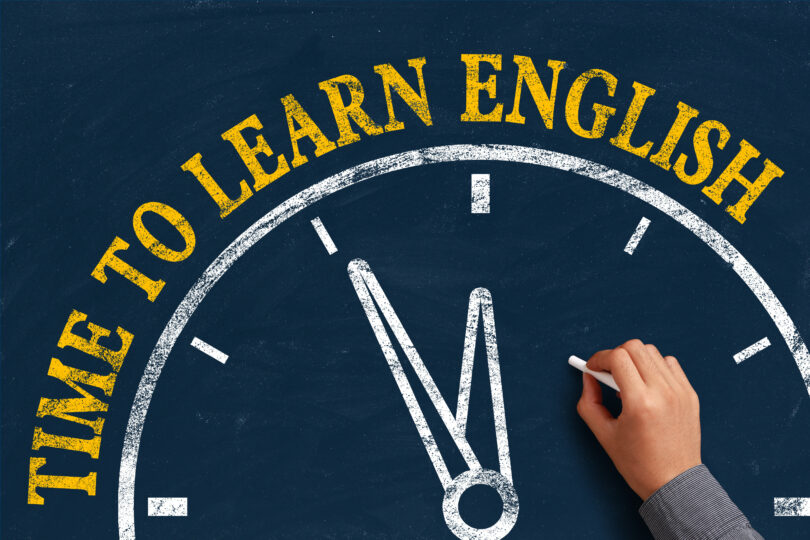 黒板に、英語を始める時間という意味の、TIME TO LEARN ENGLISHと書かれている。