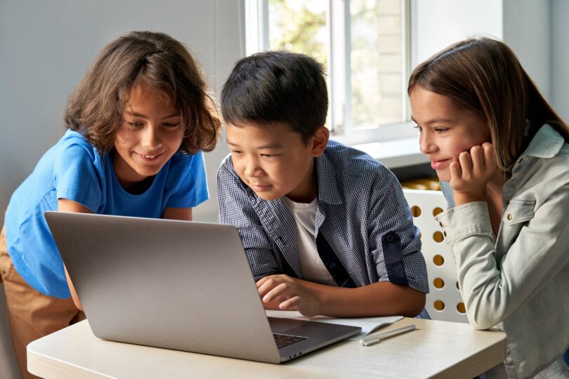 子どもが３人でプログラミングを学んでいる写真
