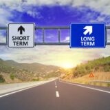 道路の上に「SHORT TERM」と「LONG TERM」という標識が出ている。