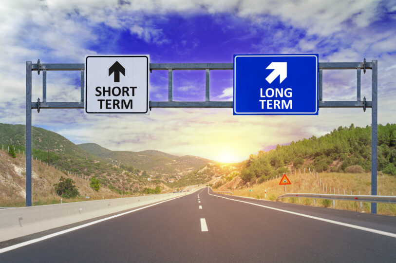 道路の上に「SHORT TERM」と「LONG TERM」という標識が出ている。