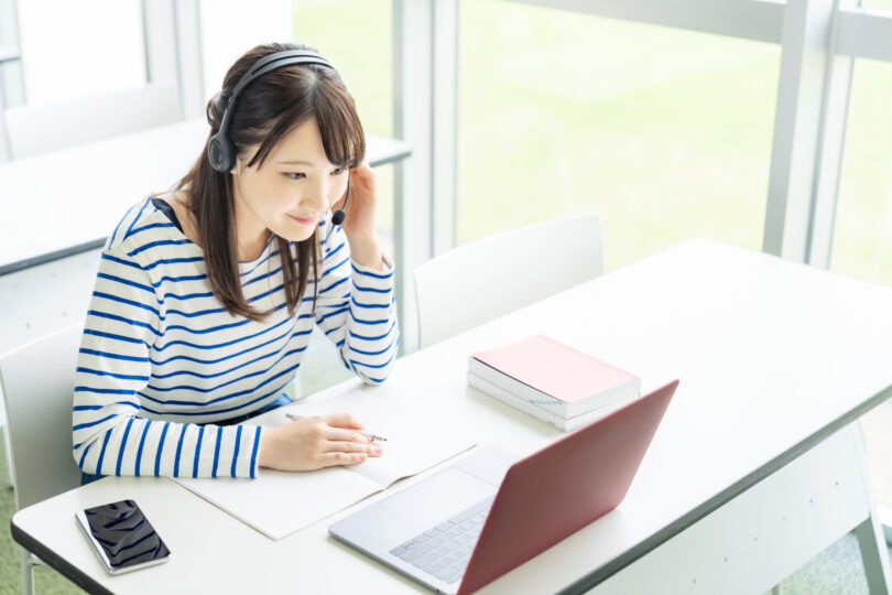 オンラインで勉強している女性の写真