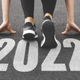 ２０２２年と書かれたスタートラインでまもなく走り出す写真