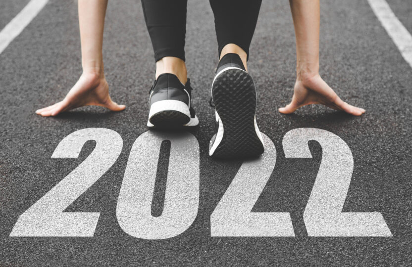 ２０２２年と書かれたスタートラインでまもなく走り出す写真