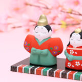 小さな雛人形と梅の花