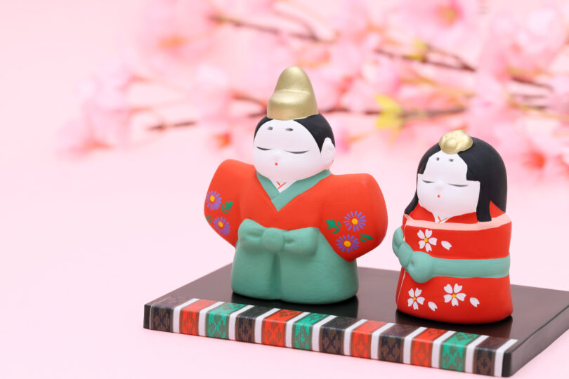 小さな雛人形と梅の花