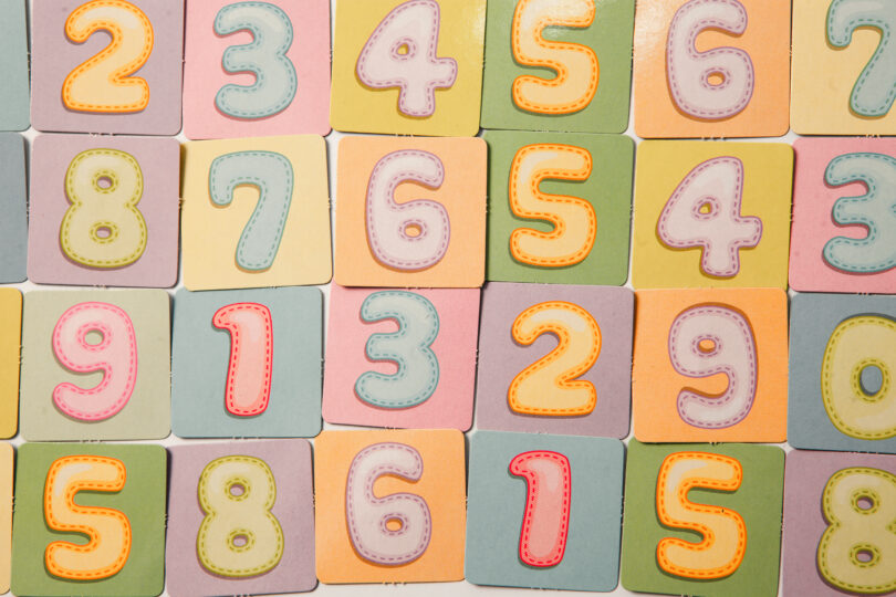 数字のタイルがランダムに並んでいる