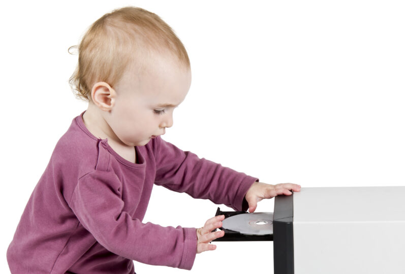 1歳くらいのこどもがCDをトレイに入れている
