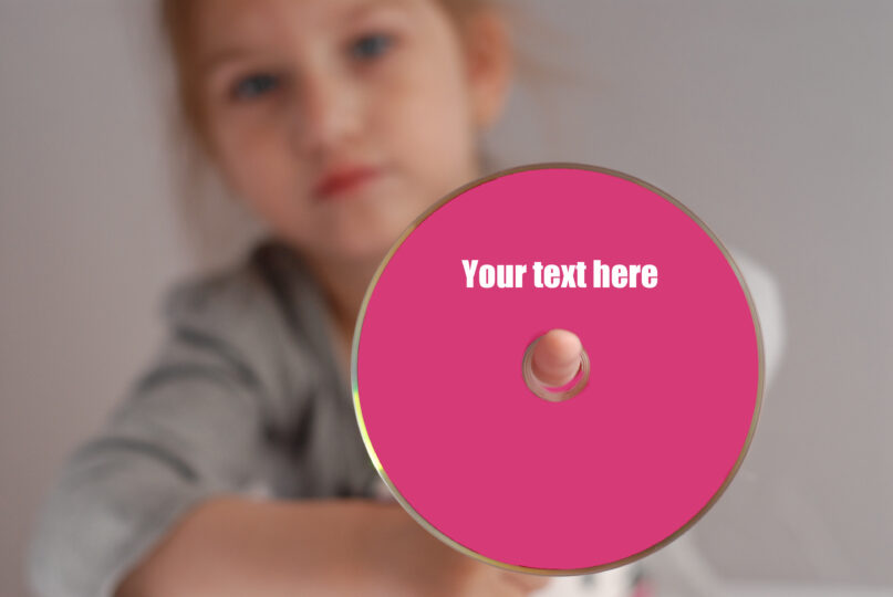 女の子がCDを持っている。