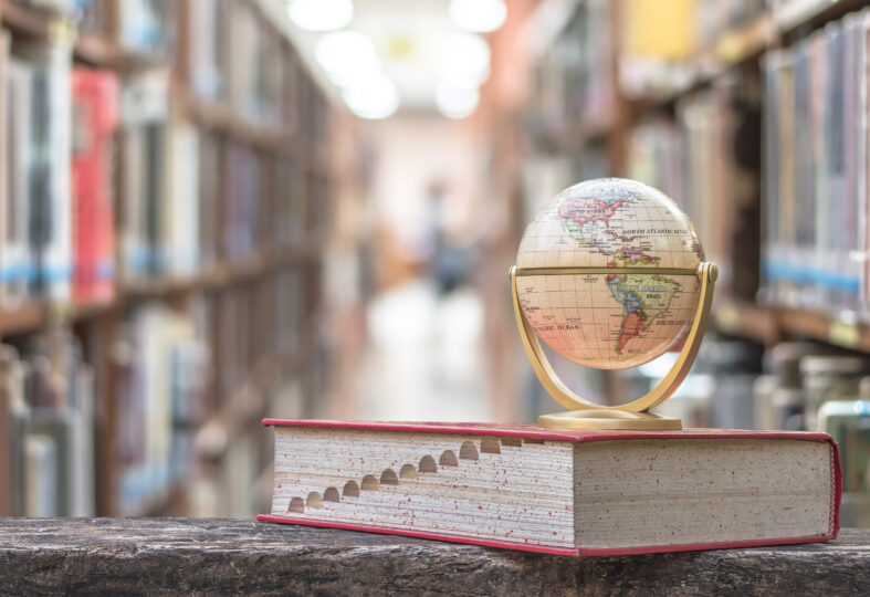 図書館に置かれた本の上に、地球儀が乗っている。
