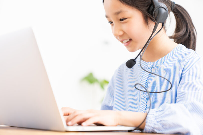 アジア系の女の子がオンライン授業を受けている。