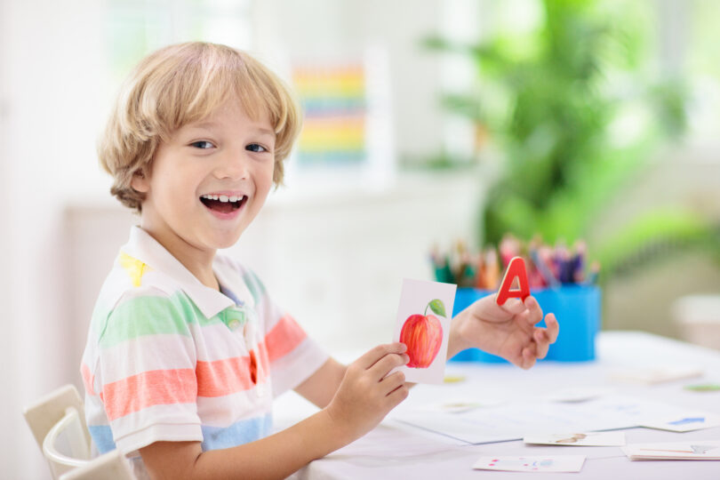 男の子がフォニックスの勉強をしている。