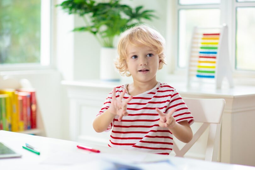 男の子が数を数えている