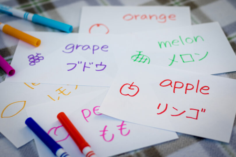 カードにフルーツの名前が英語と日本語で書いてある。