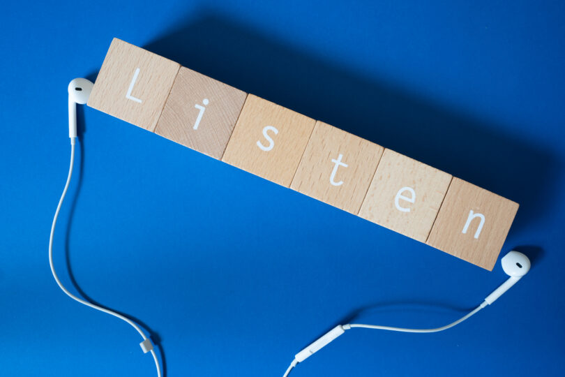 青色の背景に、LISTENという文字のブロックが並んでいる。